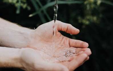 mano agua